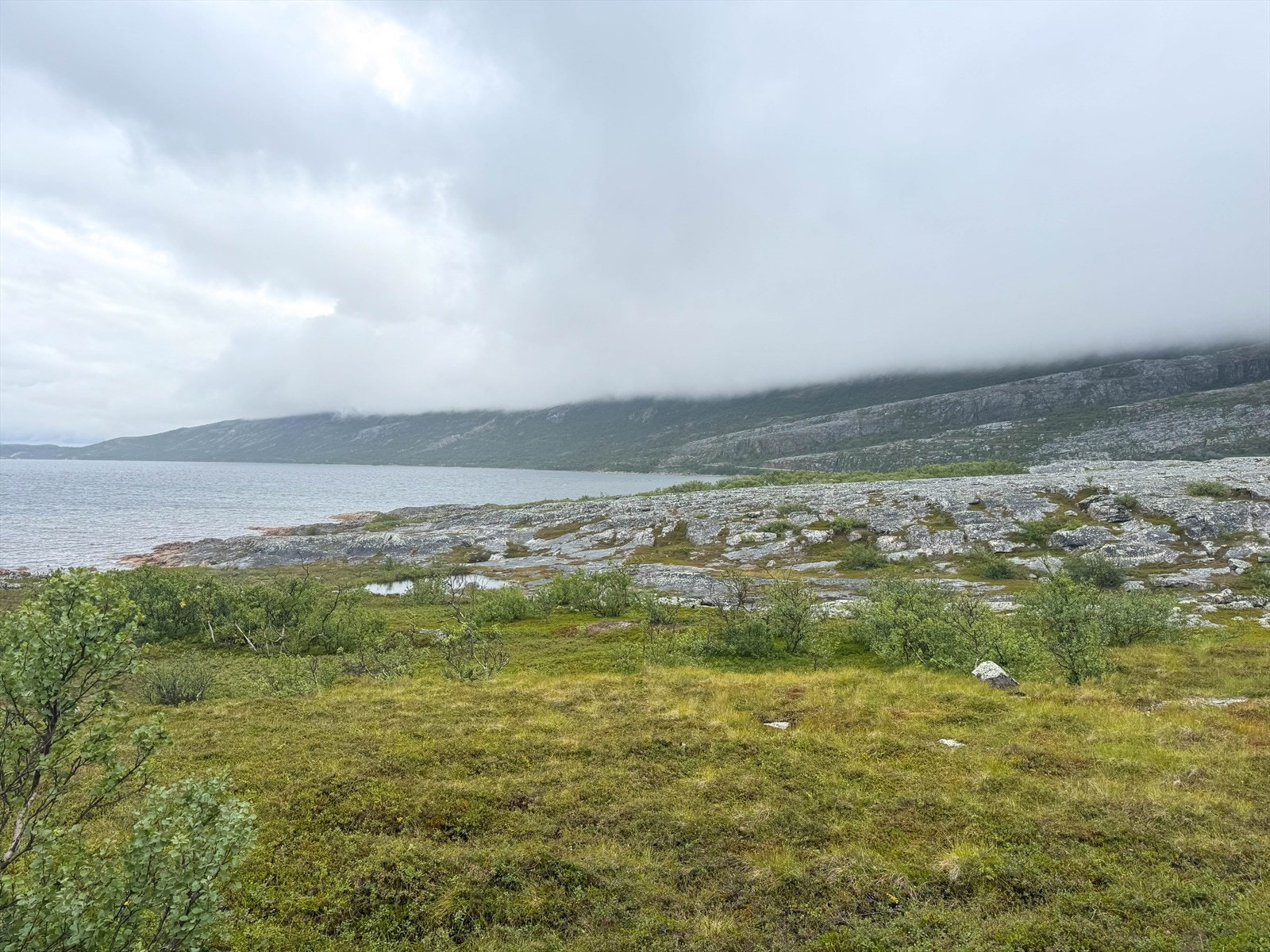 Spektakulært naturlandskap med utsikt over sjøen, perfekt for friluftsentusiaster. Rolig beliggenhet med fantastisk fjellterreng og frodig vegetasjon. Galleribilde