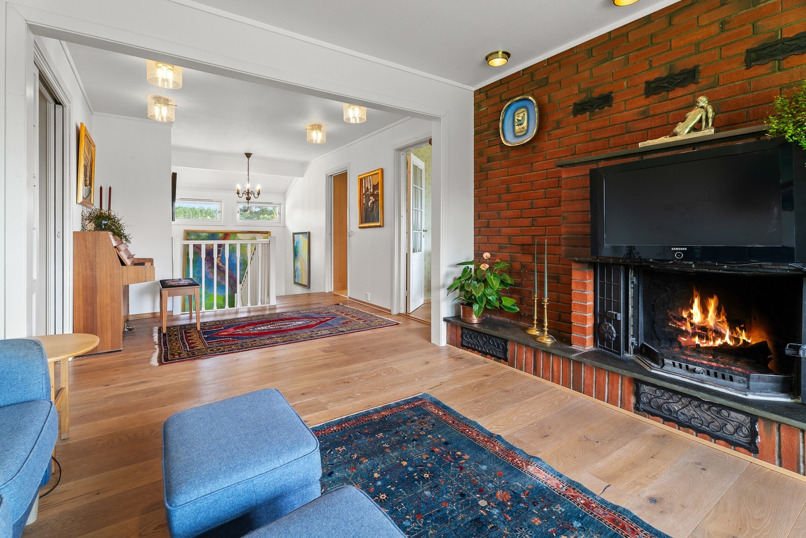 Fra forstue/TV-stue sett mot trappeløp ned til 1. etasje. Galleribilde