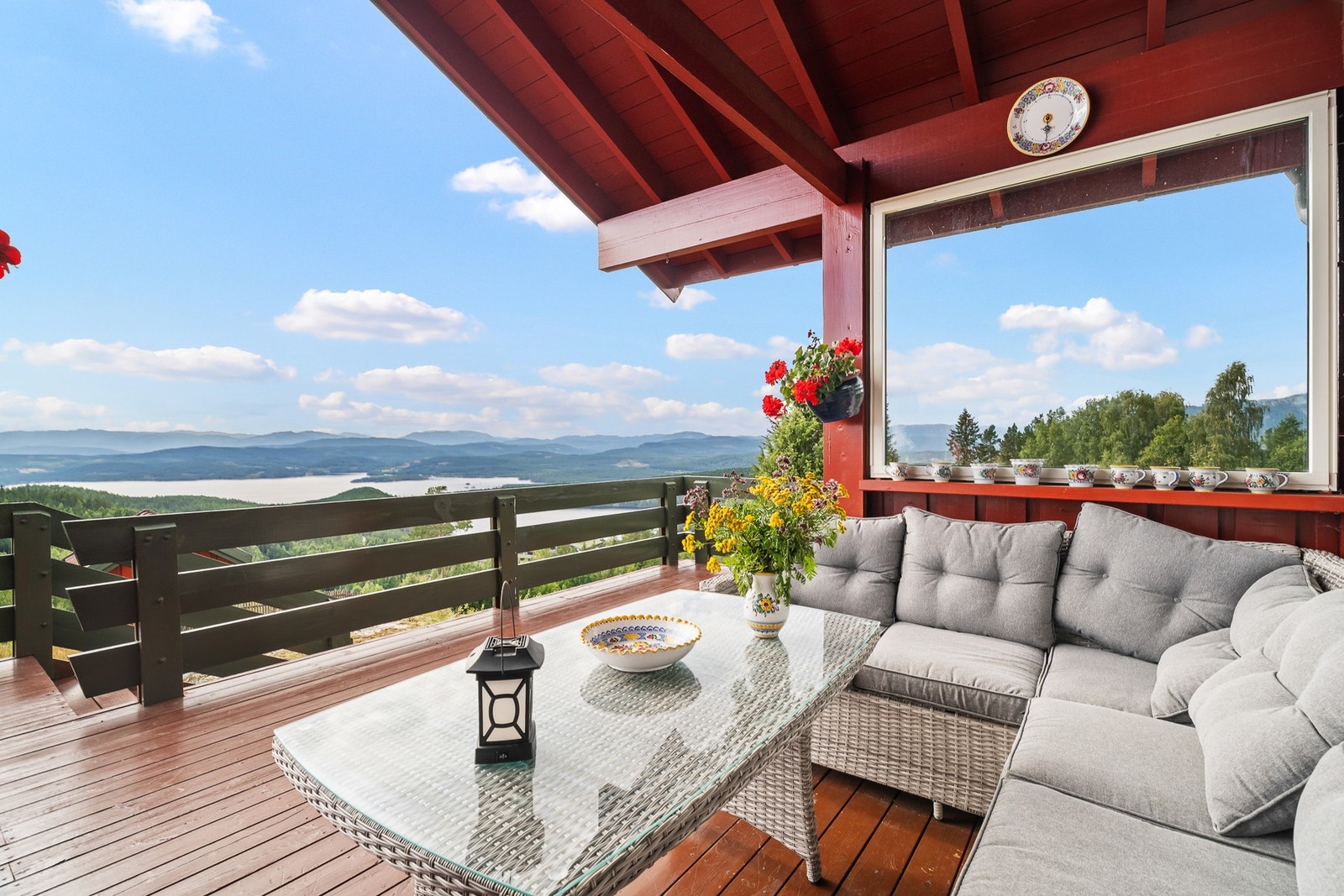 Terrassen er delvis overbygd og benyttes store deler av året. På sommerstid er det svært gode solforhold med sol fra formiddag til kveld. Galleribilde