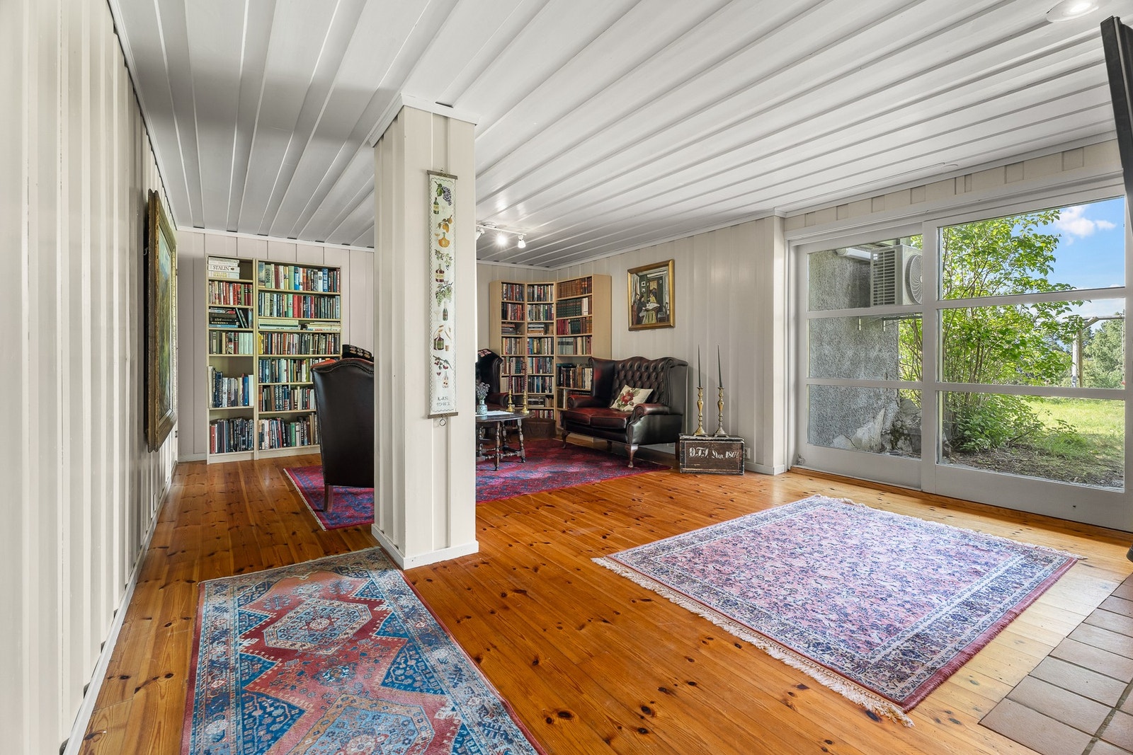 I 1.etasje har boligen ytterligere en stue - et perfekt sted for å kunne trekke seg tilbake! Galleribilde