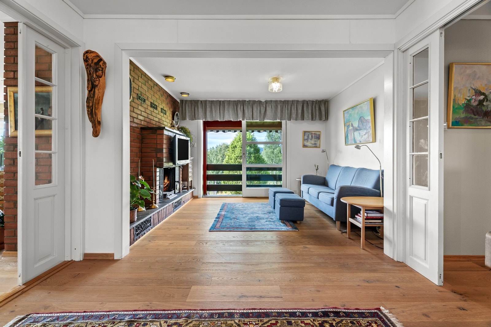 Vegg-i-vegg med stuen(til venstre) ligger det en forstue/TV-stue med peis, med utgang til terrassen. Døren til høyre går inn til 3 soverom og dusjbad. Galleribilde