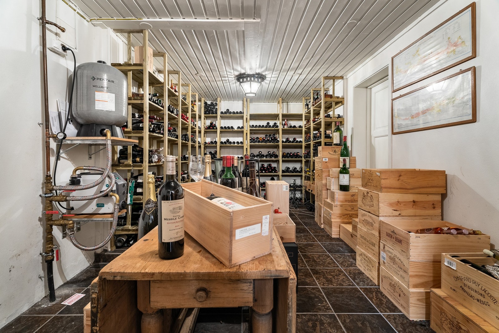 Boligen har to innvendige boder, hvor den ene boden blir benyttet til et rom for vinoppbevaring. Galleribilde