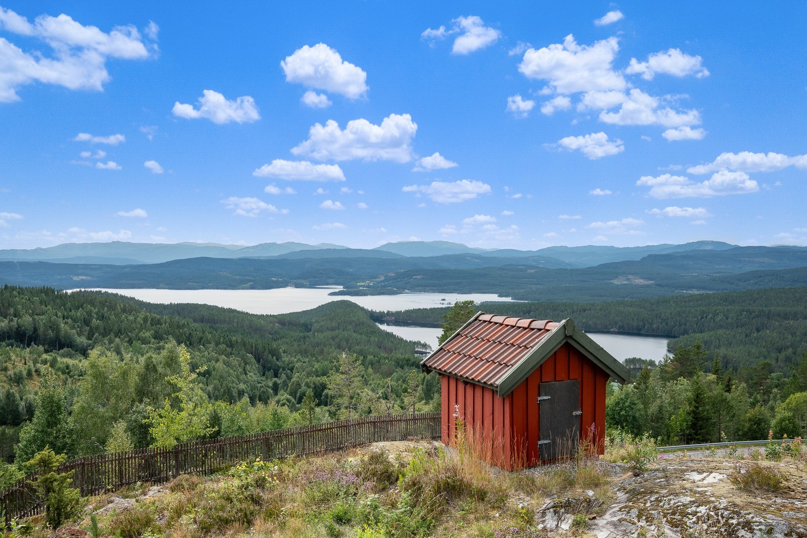 Fra eiendommen er det utsikt til Lifjellene, Blefjell og Gaustadtoppen. Kaldrøkeriet idet idylliske lille huset benyttes flittig. Galleribilde