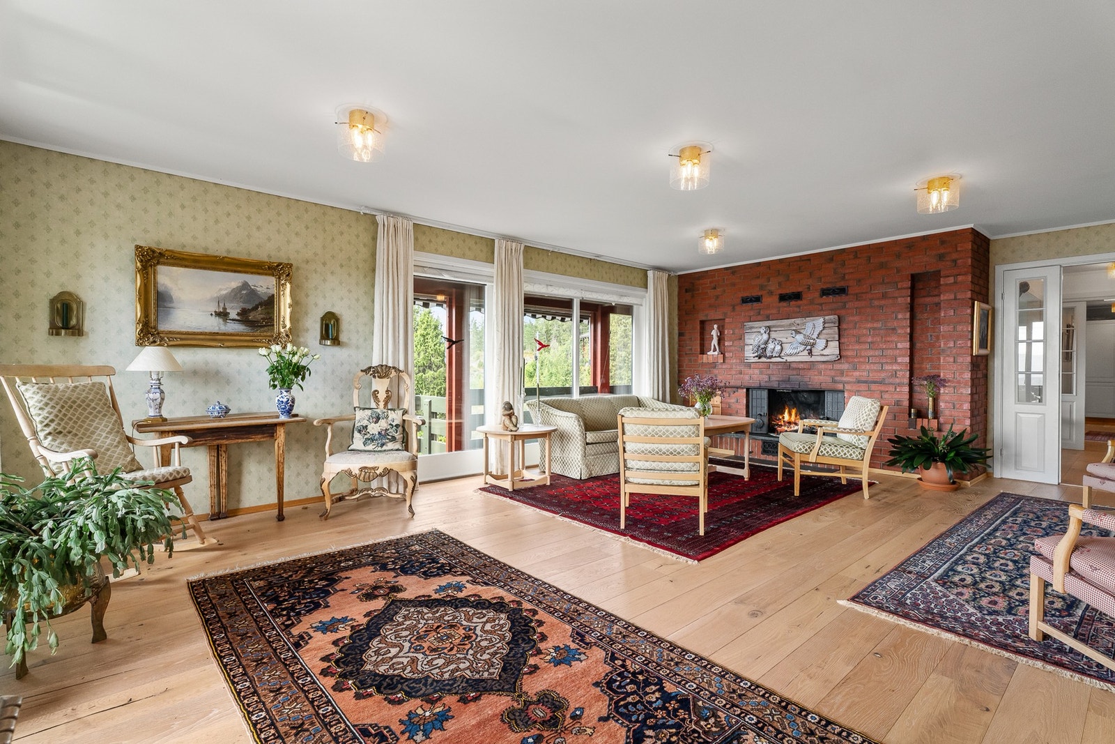 Stuen er stor og kan møbleres på flere måter. Det er utgang fra stuen til terrasse. Galleribilde