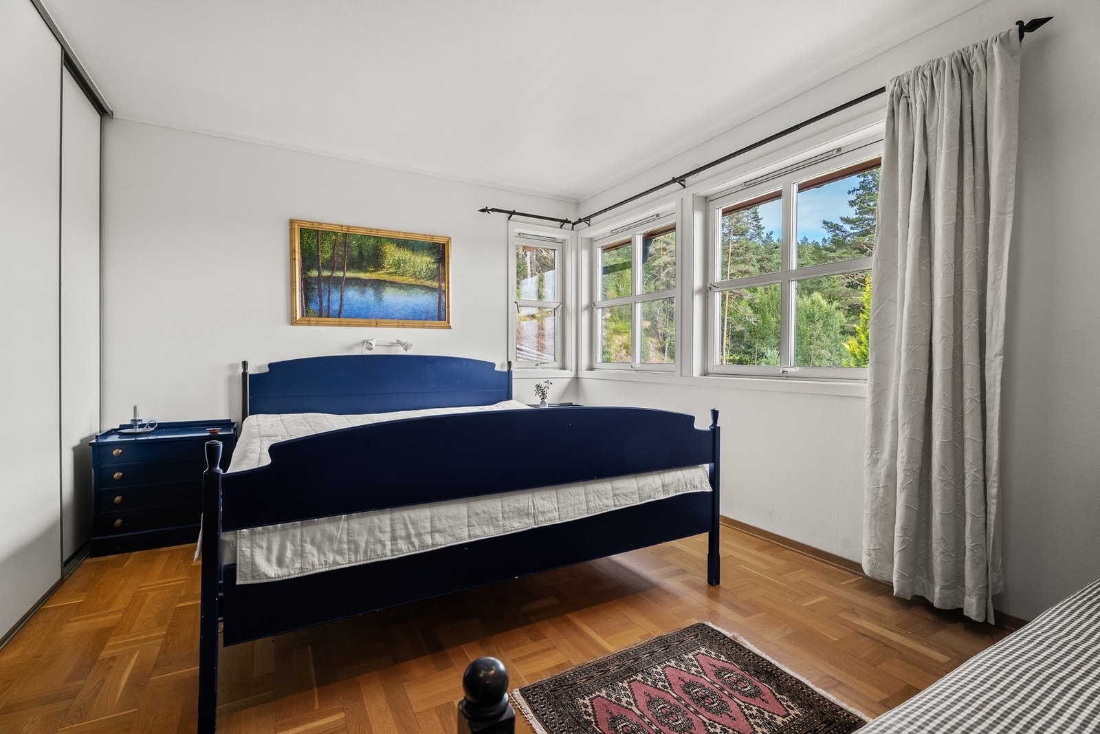 Alle soverommene i boligen er av god størrelse. Her soverom nr.1 som har skyvedørsgarderobe. Galleribilde