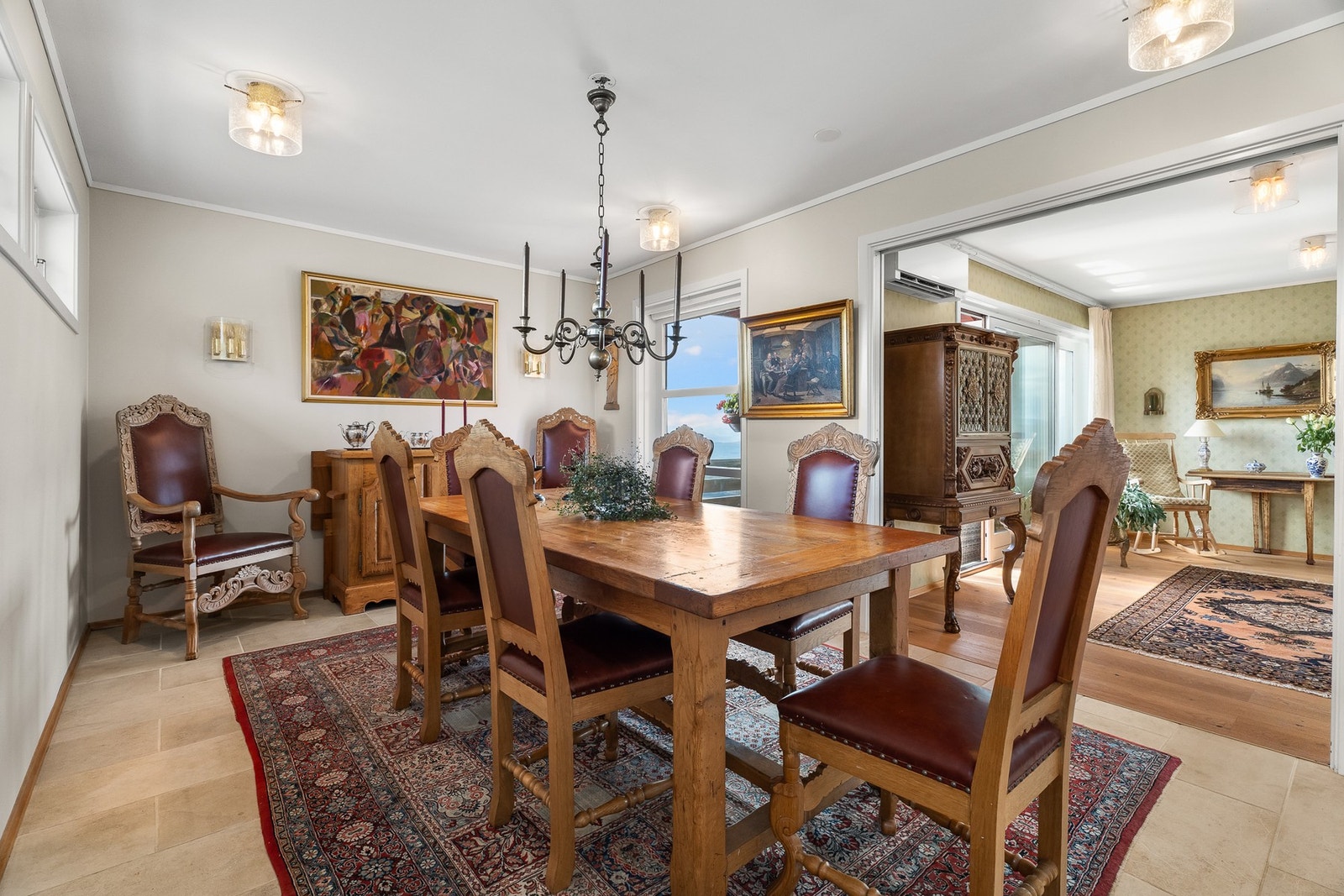 I spisestuen kan det dekkes til mange. Galleribilde