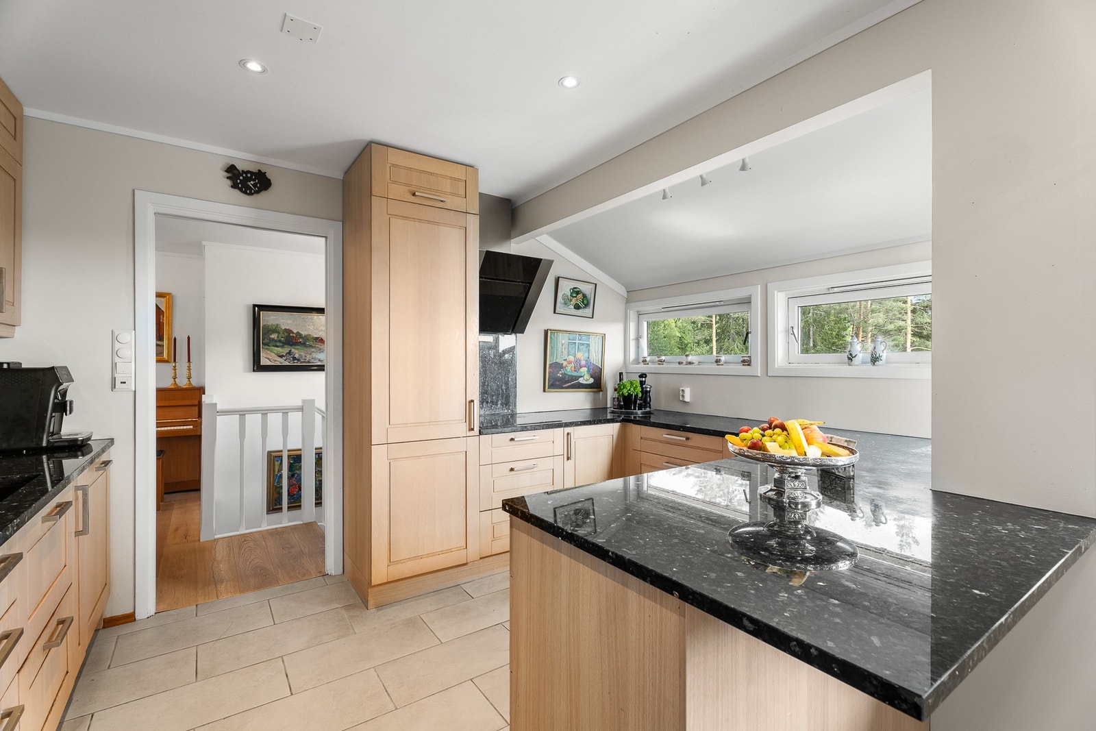 Kjøkkenet har integrerte hvitevarer: Kjøleskap, oppvaskmaskin, platetopp, micro og stekeovn. Naturlig ventilasjon via veggventiler og ventiler i vinduer. Galleribilde