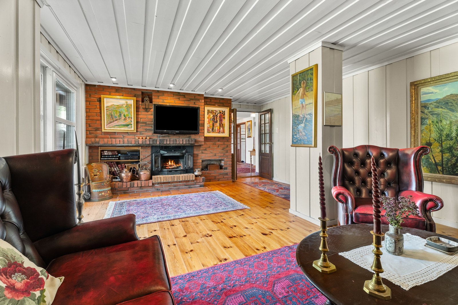 Boligen holder et gjennomført uttrykk hele veien igjennom, med peis i alle stuene. Galleribilde