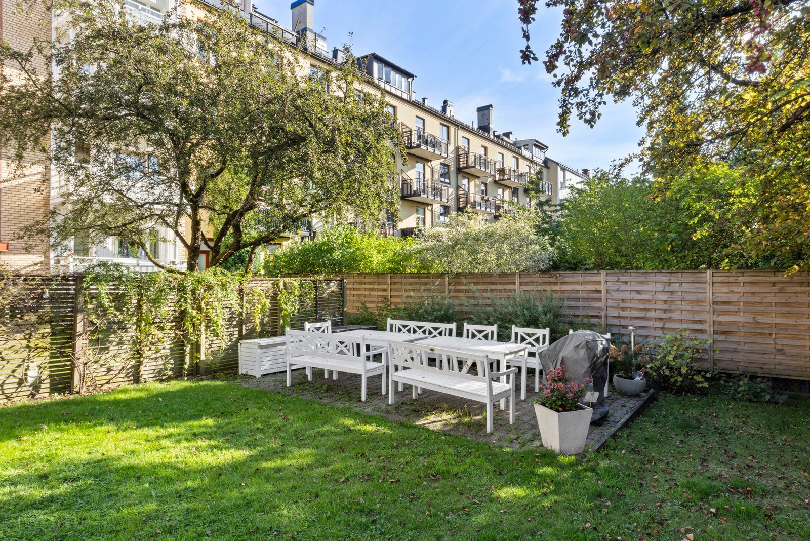 Borettslaget har nydelige bakgårder som man kan leie til større sammenkomster. Galleribilde