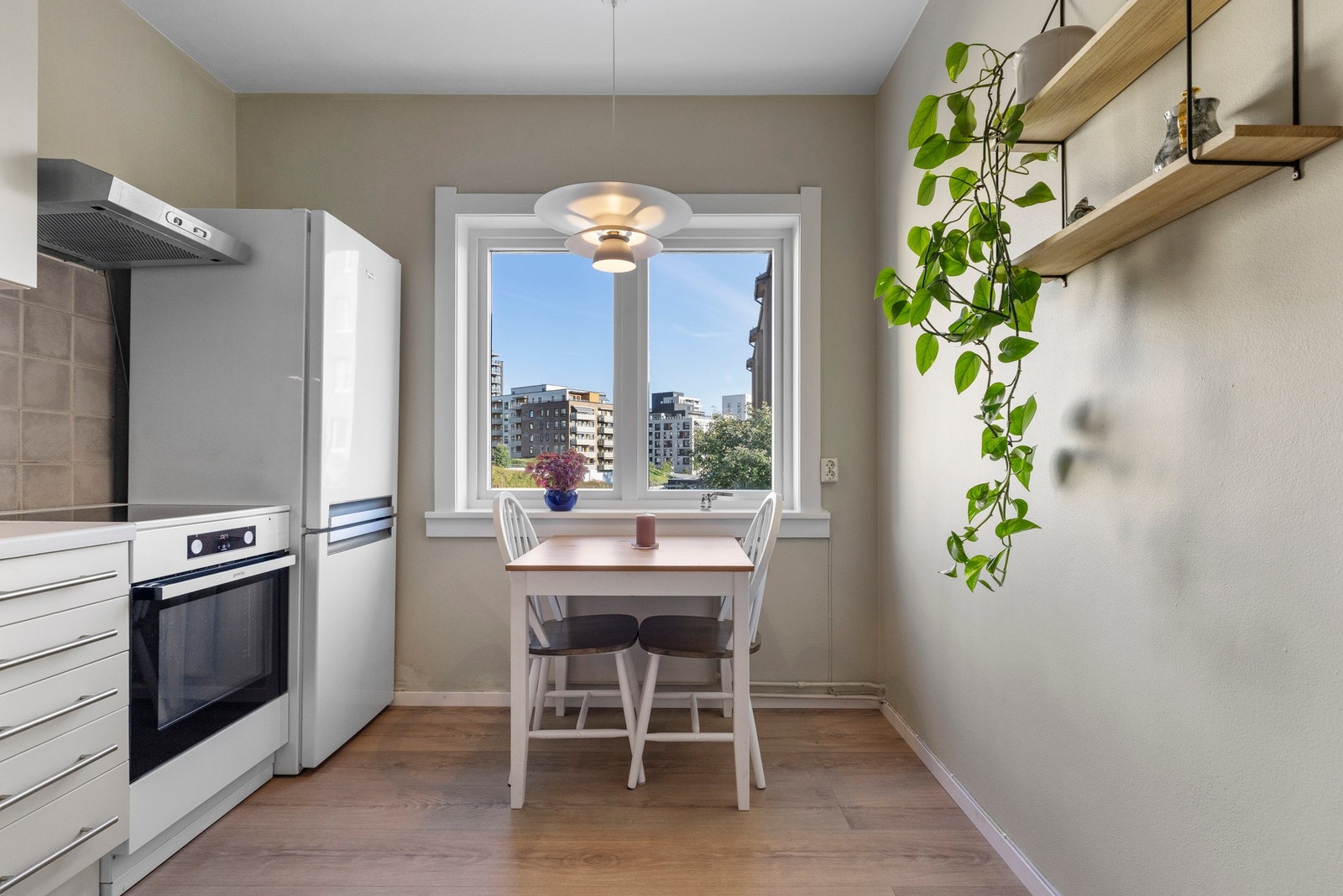 Her får du fint plass til et hyggelig frokostbord med nydelig og luftig utsikt. Galleribilde