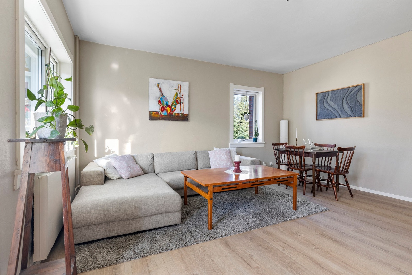 Lysinnslippet kombinert med de lysmalte veggene skaper en luftig og god atmosfære. Galleribilde