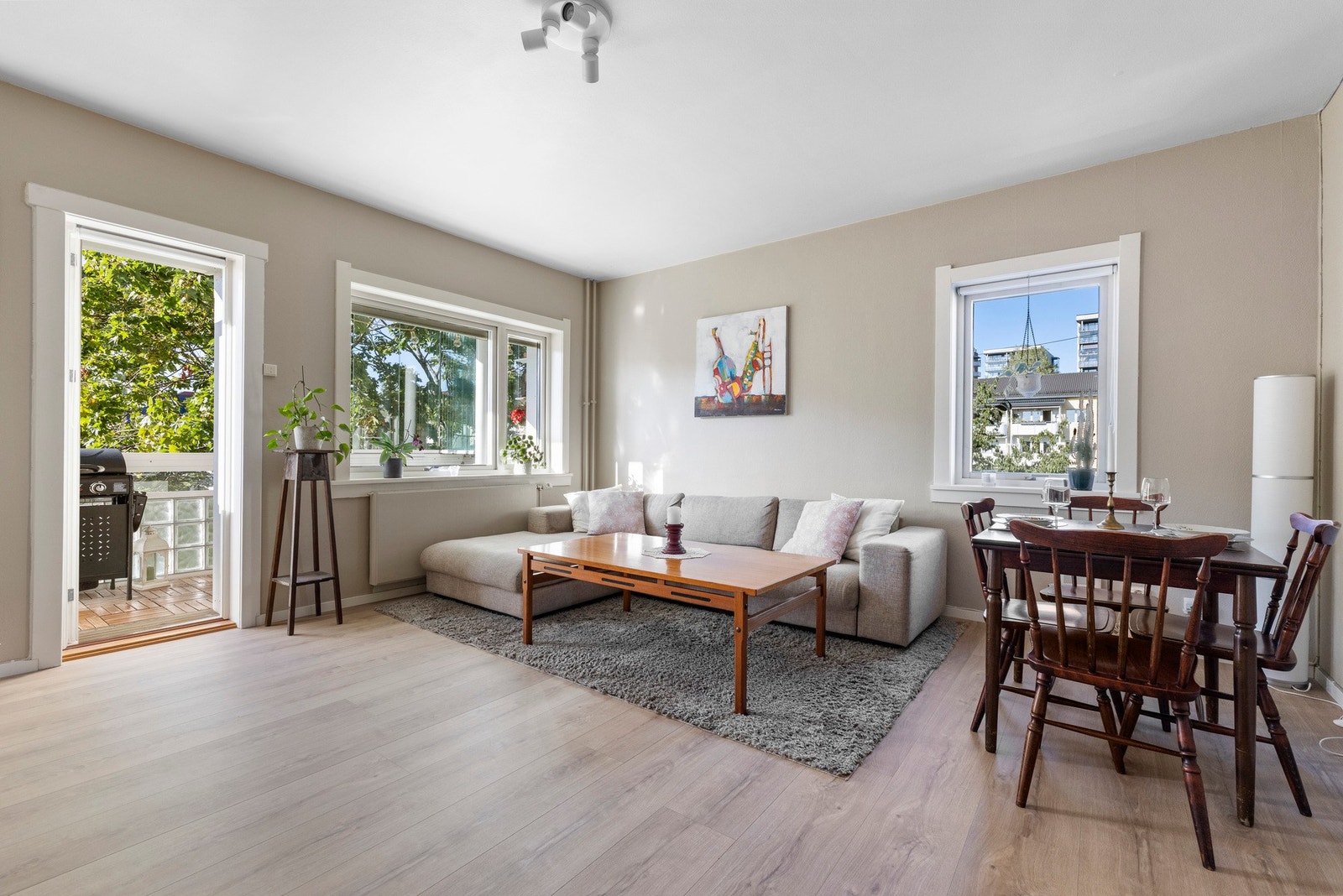 Stuen er boligens naturlige samlingspunkt - luftig, lys og perfekt for både rolige kvelder og sosiale sammenkomster. Galleribilde