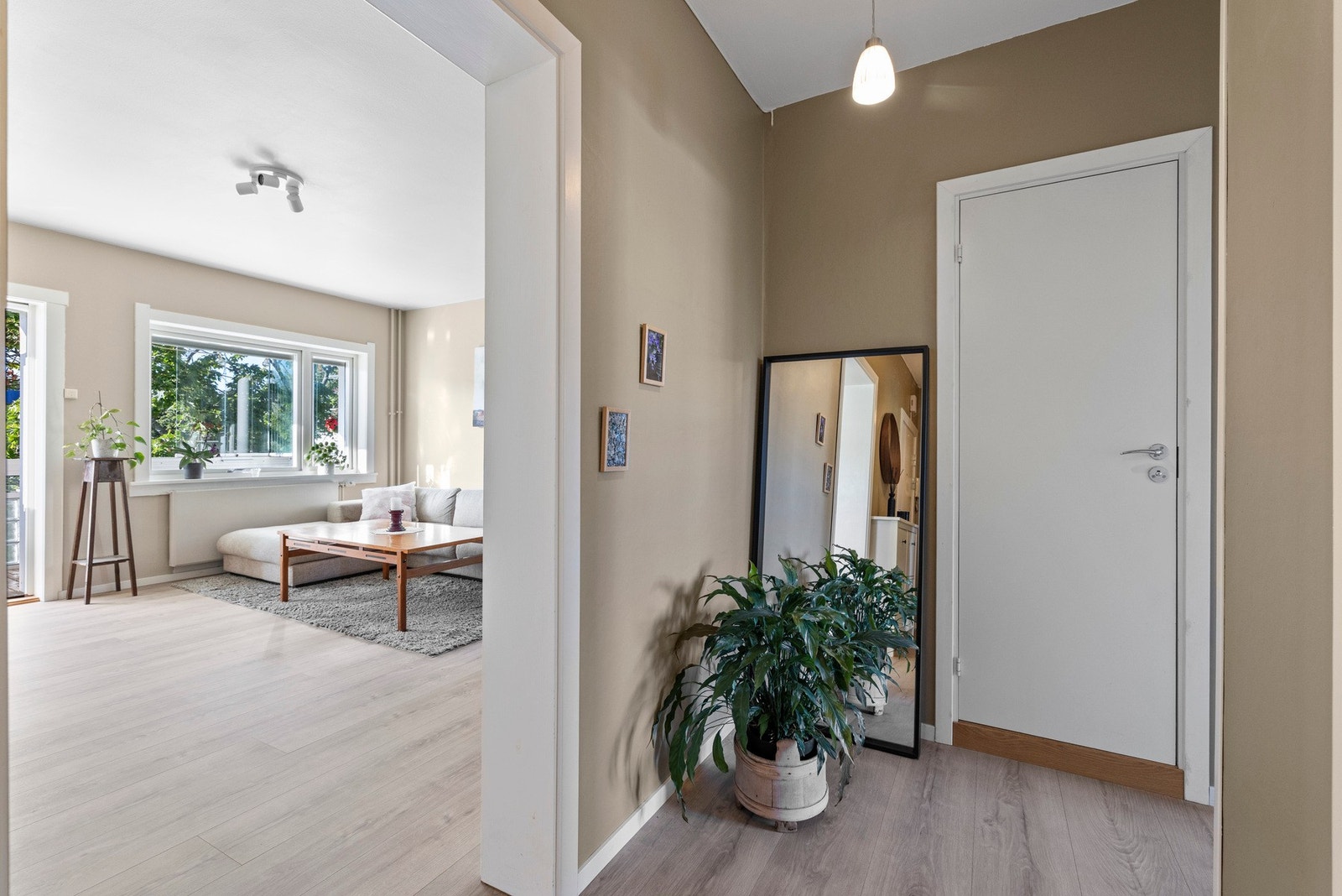 Entréen er romslig, med god plass til å henge opp yttertøy og sette fra deg sko og fungerer som et praktisk knutepunkt mellom alle boligens rom. Galleribilde