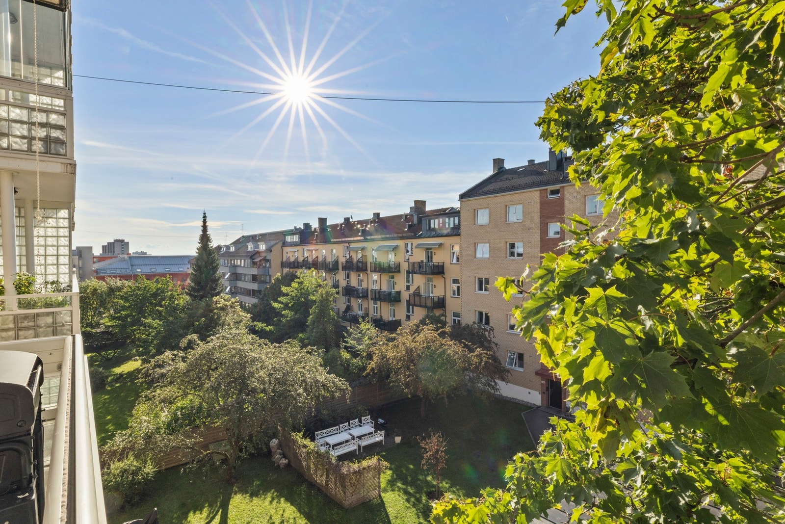 Fra stuen har du direkte utgang til en innglasset vestvendt balkong på 8 kvm med herlig utsikt over de grønne fellesområdene. Galleribilde