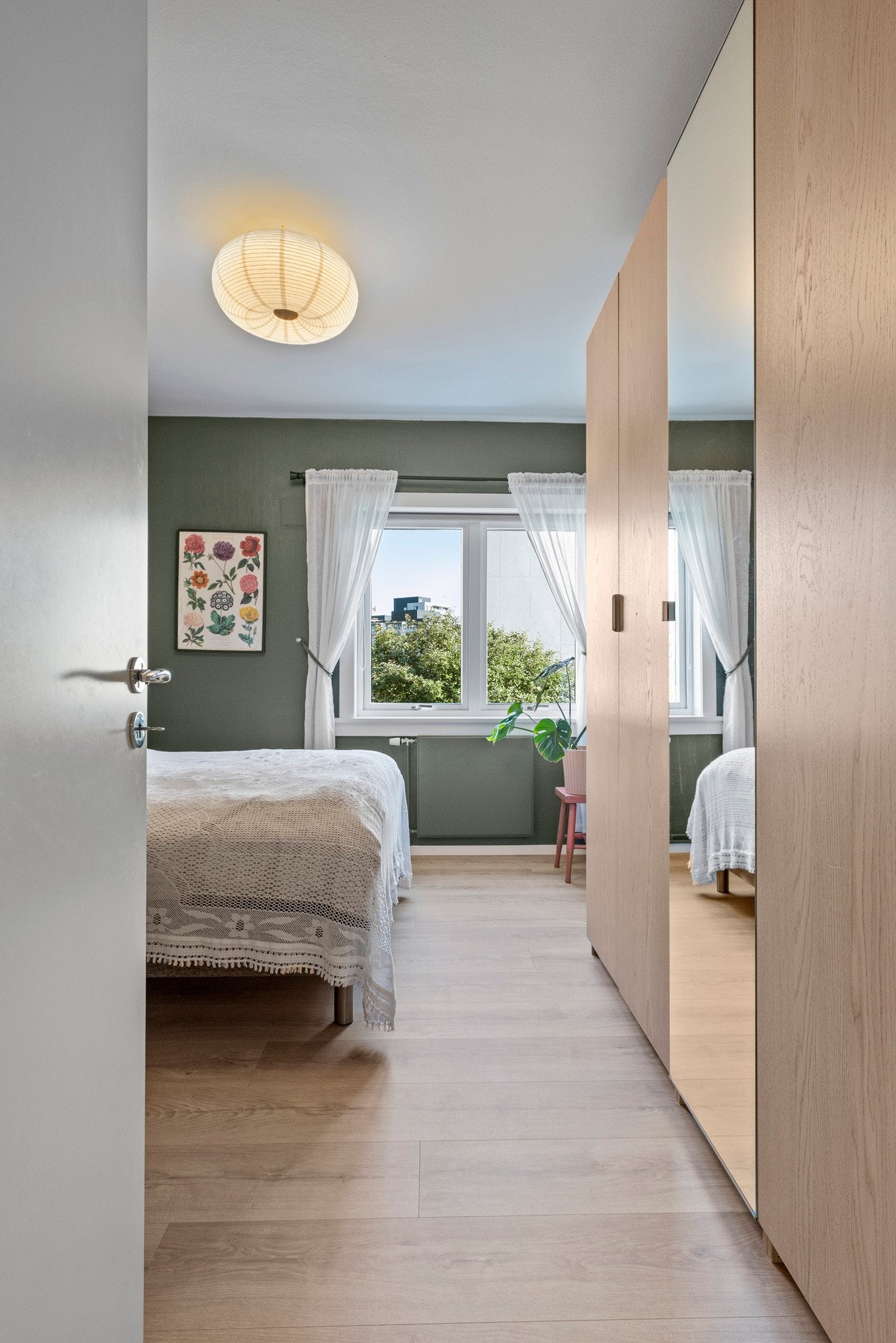 Boligens soverom har adgang fra entréen. Galleribilde