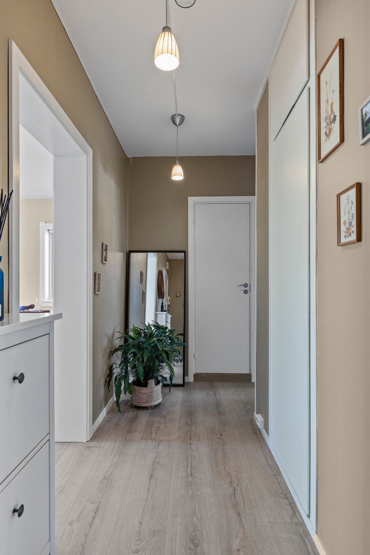 I tillegg finnes det to praktiske boder om gir ekstra lagringsplass - perfekt for å holde orden i hverdagen. Galleribilde