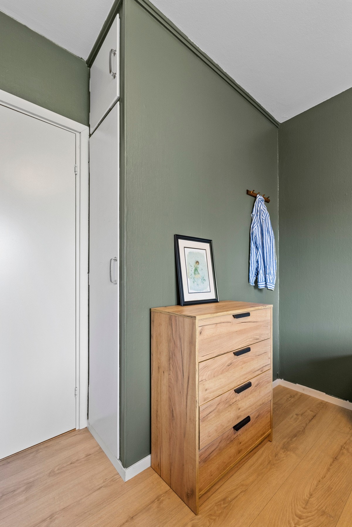 Også et praktisk innebygget skap bak døren for ytterligere oppbevaringsplass. Galleribilde