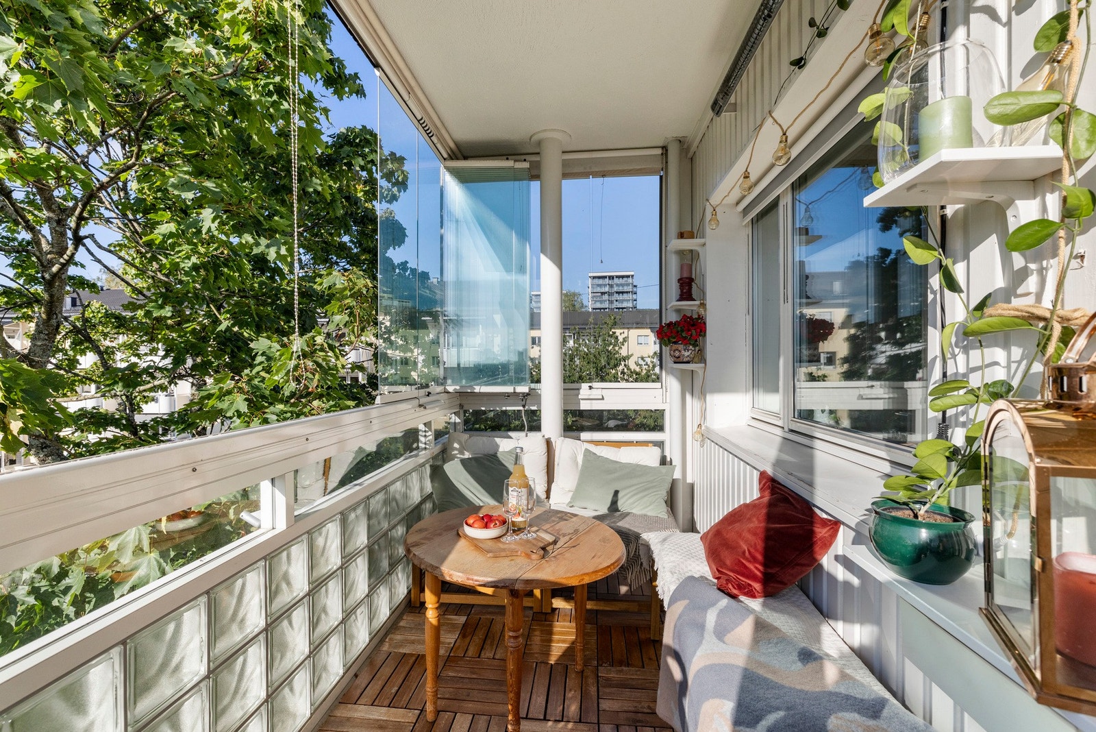 Du får fint plass til utemøbler med tilhørende bord, samt grill som gjør dette til et hyggelig oppholdssted. Galleribilde