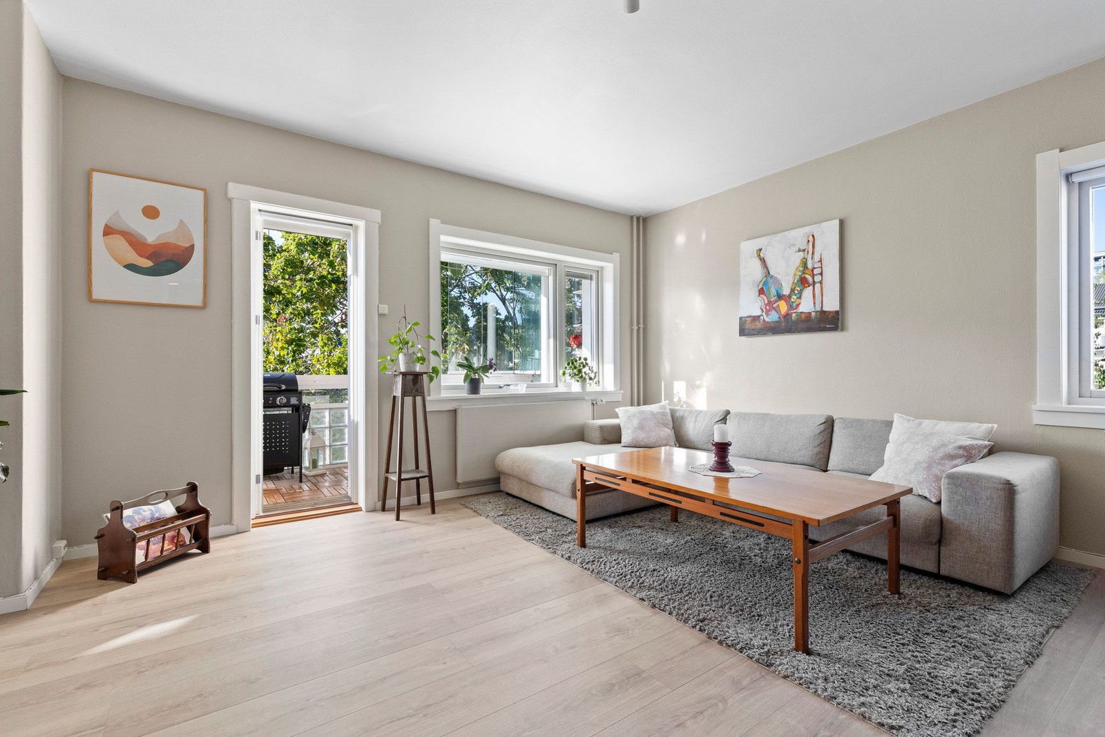 Rommets størrelse tillater plass til sofabord med tilhørende bord og mediebenk, samt en spisegruppe med plass til flere gjester. Galleribilde