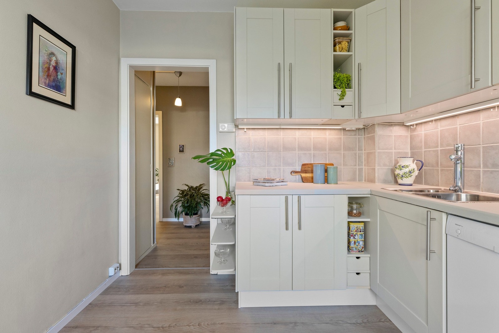 Innredningen er malt i 2025 og har sjarmerende detaljer med mindre innebygde hyller. Galleribilde