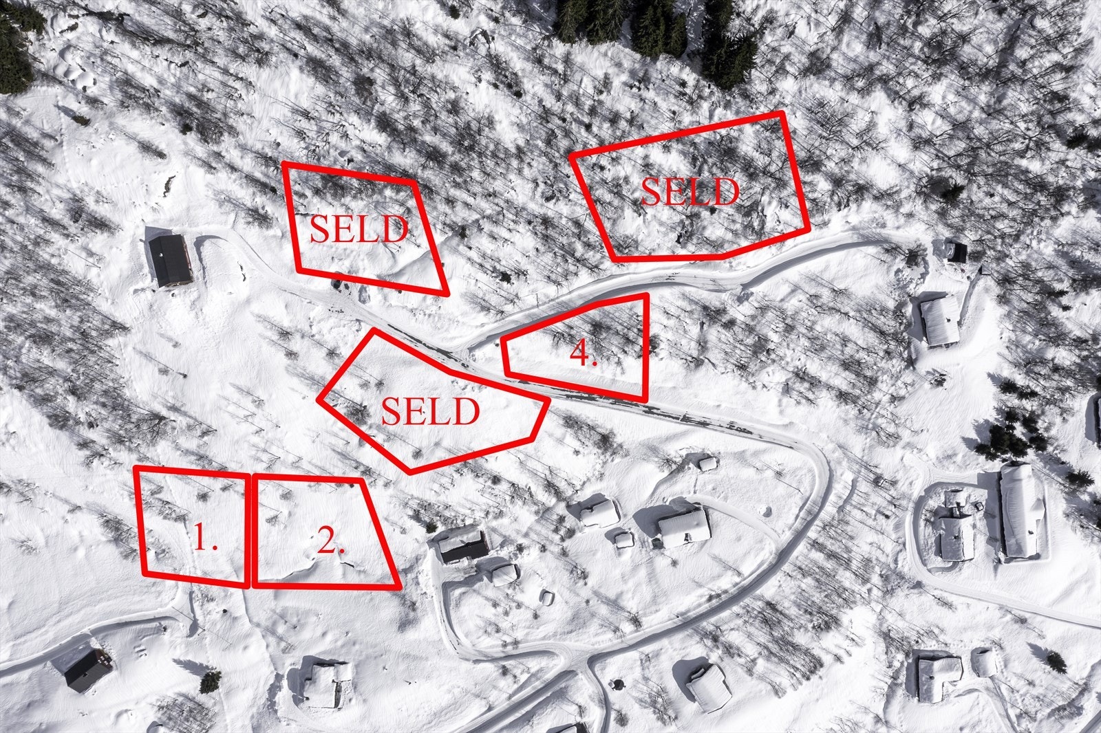 Dei 3 hyttetomtene ligg i etablert hytteområde på Nærestadli i Sogndalsdalen. 3 av tomtene er selde. Galleribilde