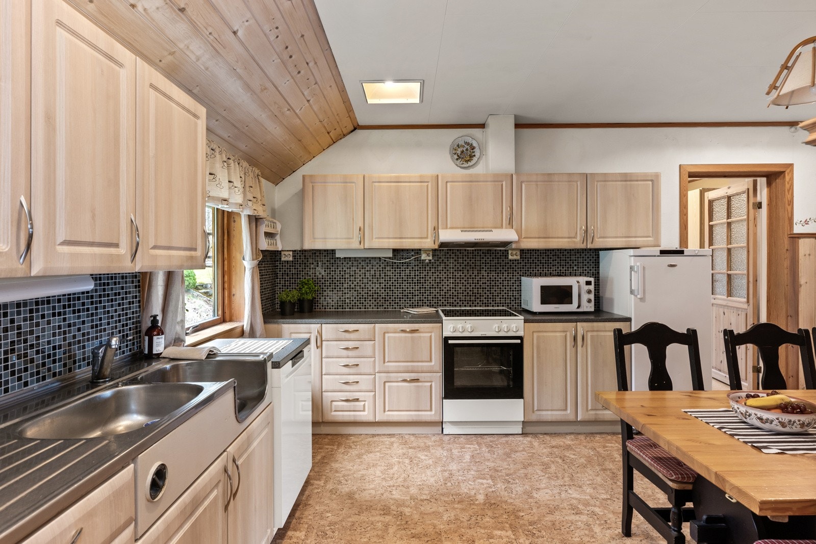 Kjøkken med romslig benkeplass og slitesterk laminatbenkeplate. Galleribilde