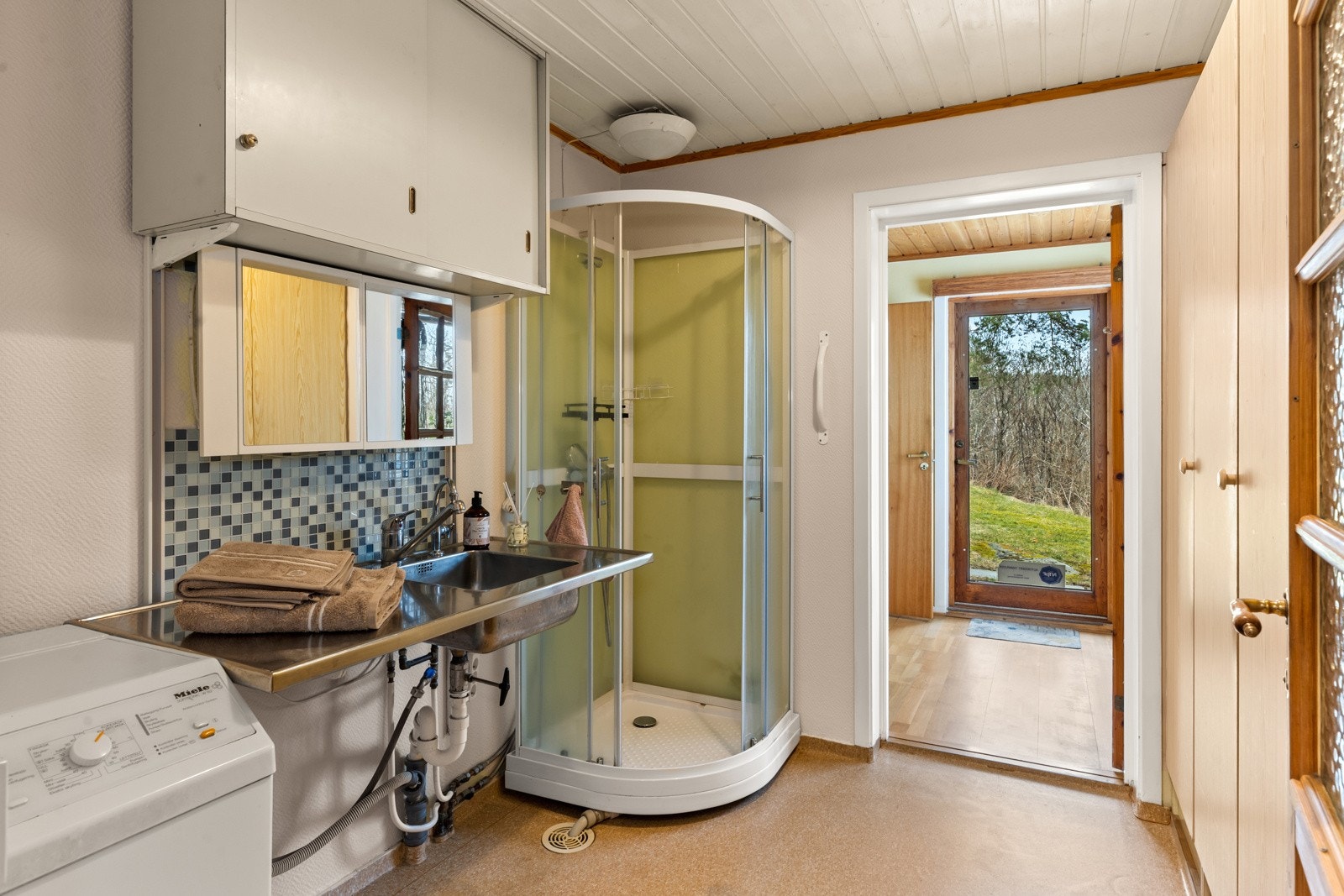 Praktisk vaskerom med dusj og egen utgang. Galleribilde