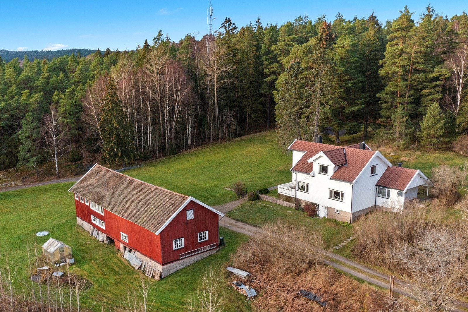 Innholdsrik enebolig over to plan og eiendom på over 7 mål Galleribilde