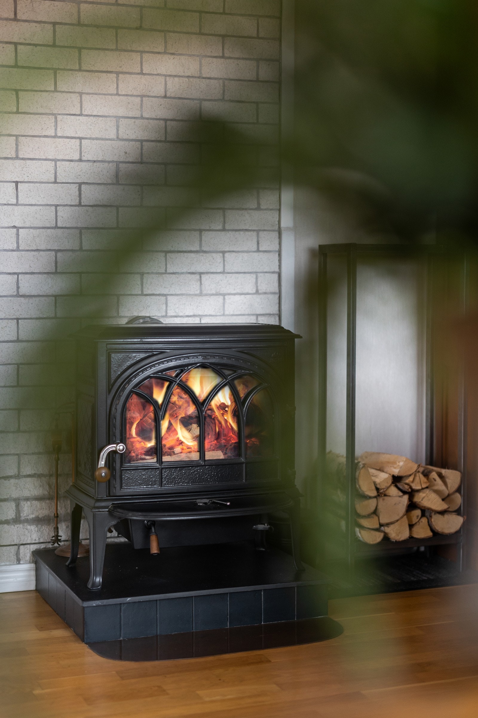 Boligen varmes opp med panelovn, vedovn og varmekabel. Galleribilde