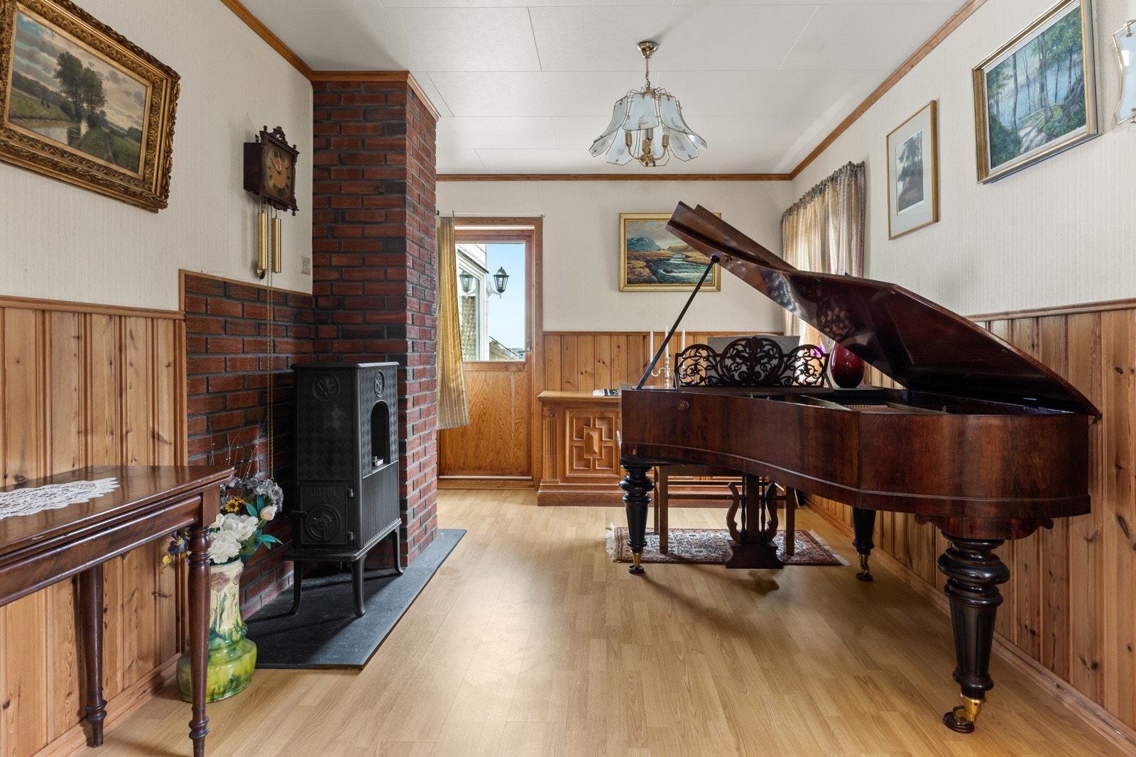 Fra denne stuen er det utgang til en terrasse på ca 10m2. Galleribilde