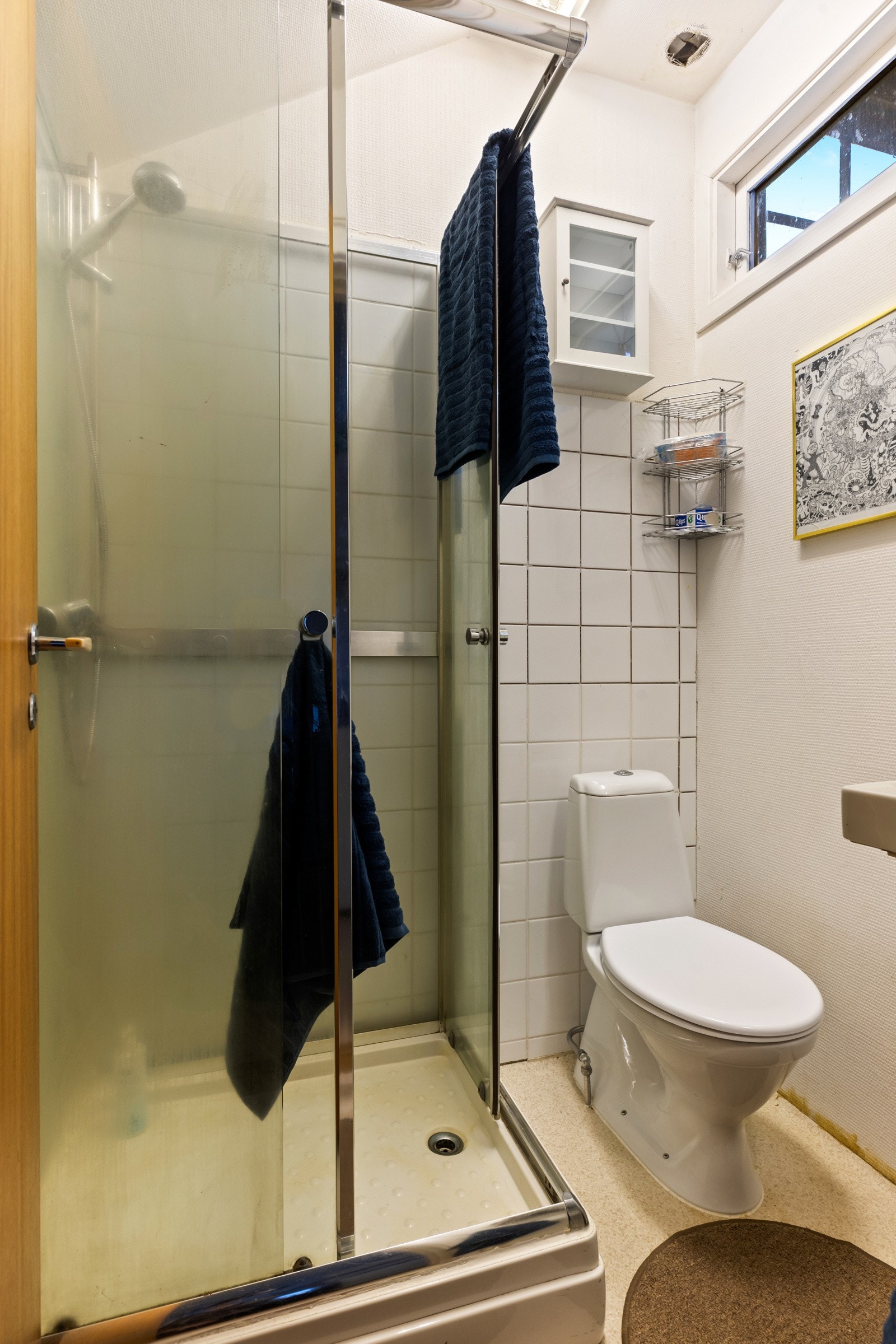 Låven er innredet med soverom, bad og kjøkken, men er ikke godkjent for beboelse. Galleribilde