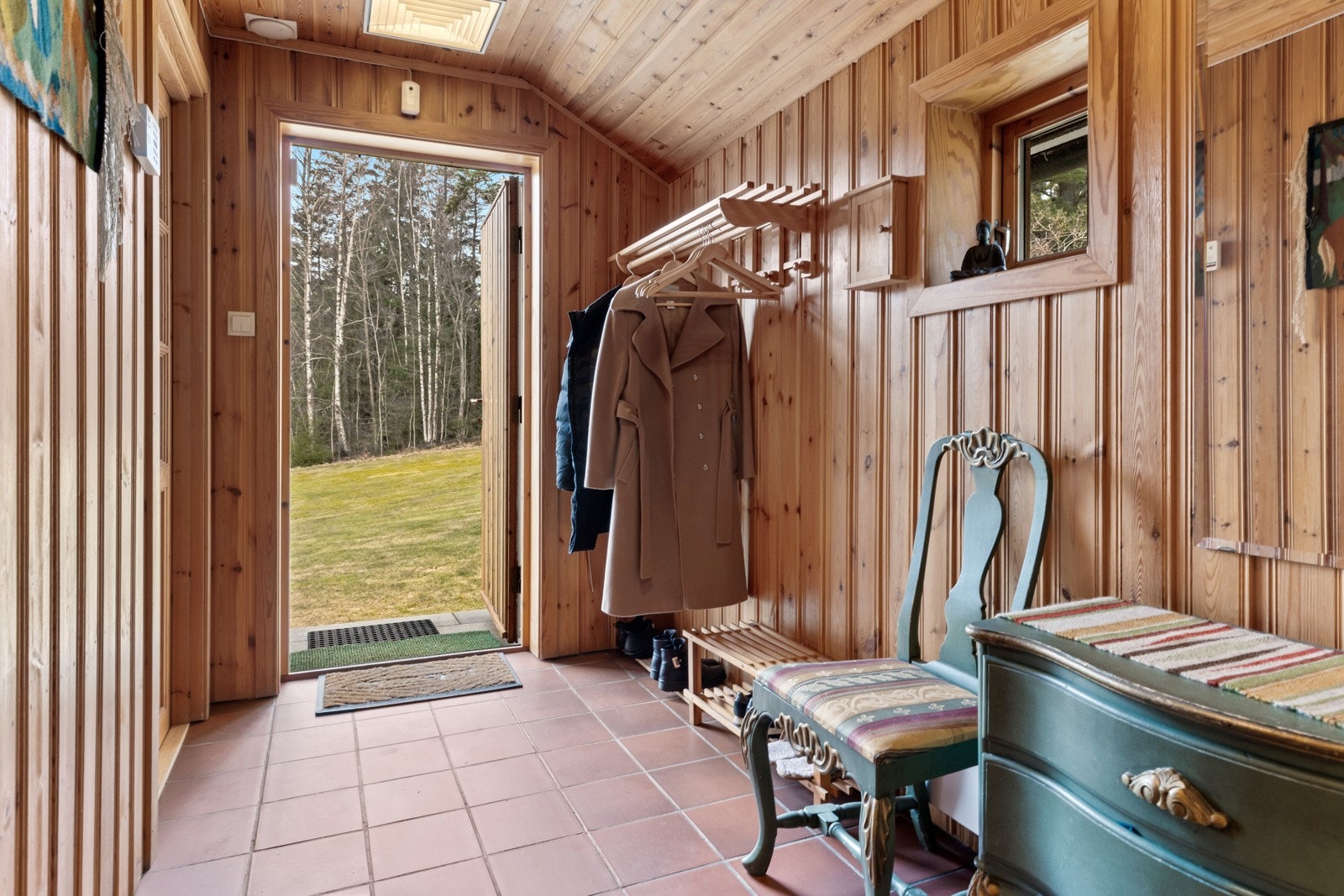 Romslig gang med fliser og god plass til garderobe. Galleribilde