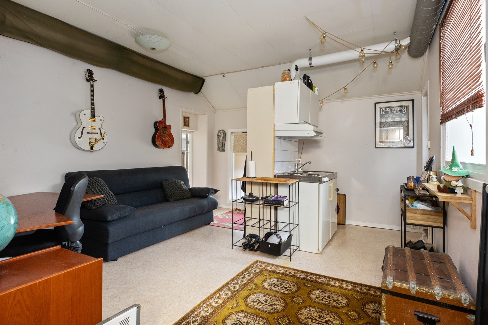 Låven er innredet med soverom, bad og kjøkken, men er ikke godkjent for beboelse. Galleribilde