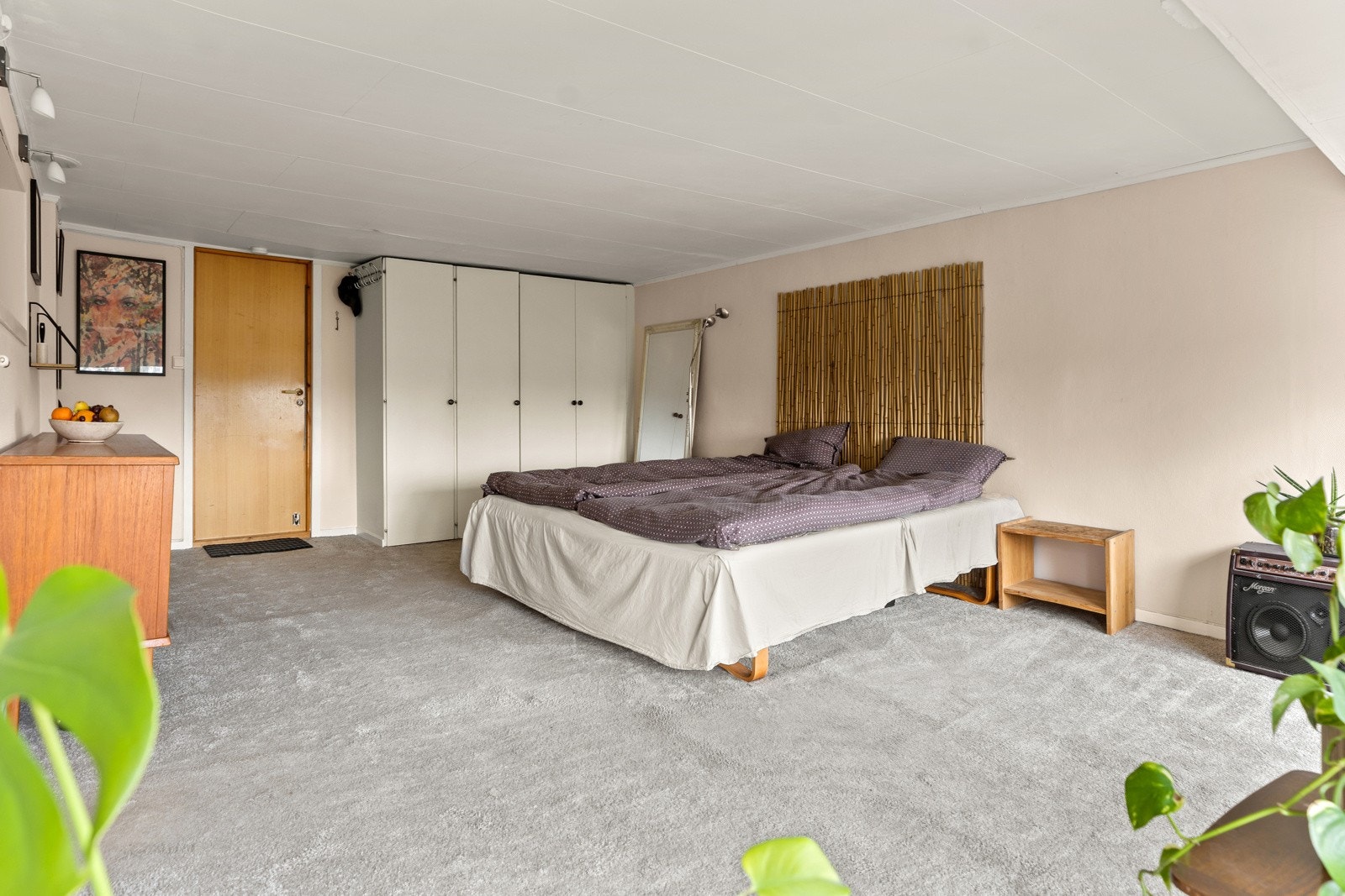 Låven er innredet med soverom, bad og kjøkken, men er ikke godkjent for beboelse. Galleribilde