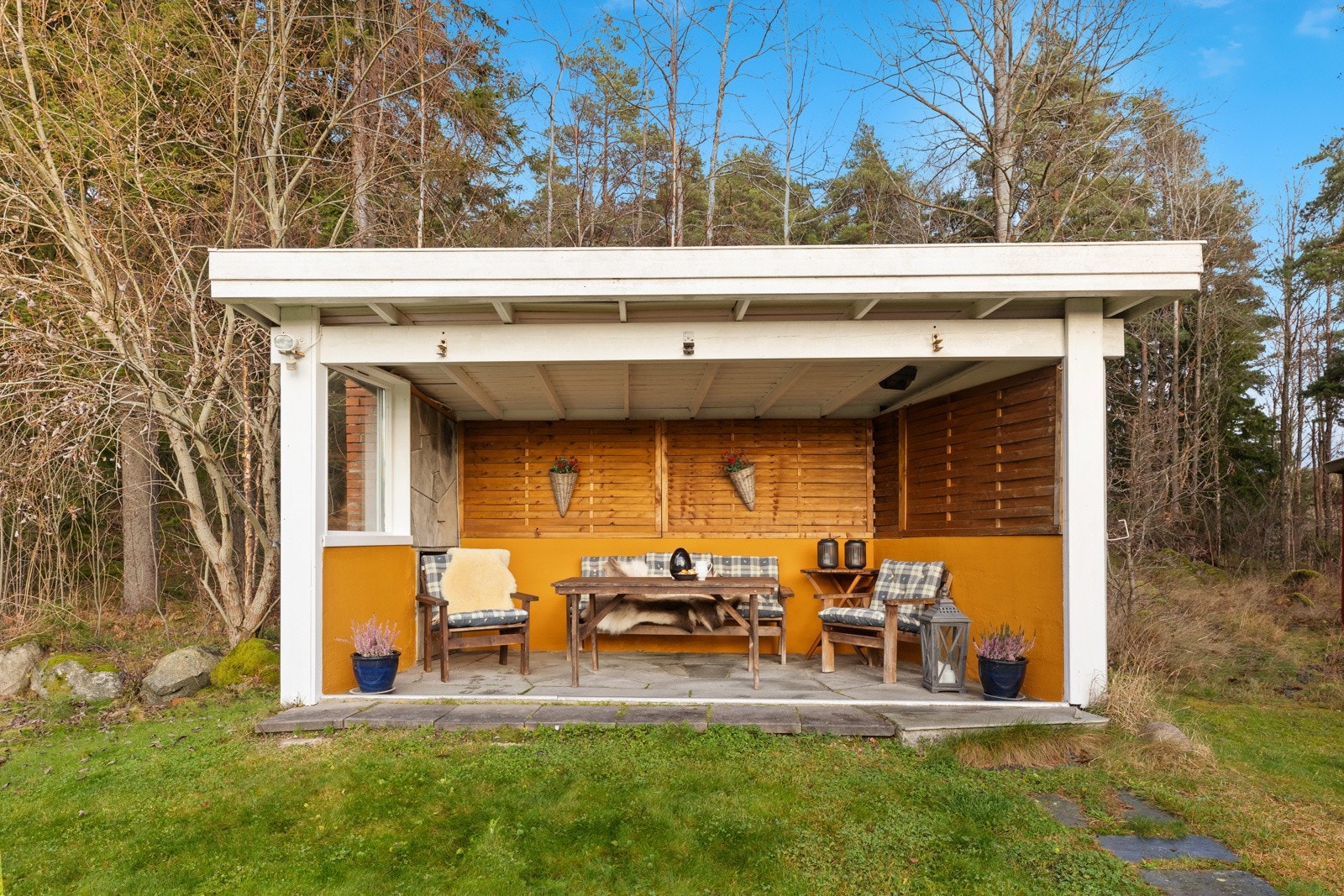 Hyggelig utestue med god plass til avslapning og sosiale sammenkomster. Galleribilde