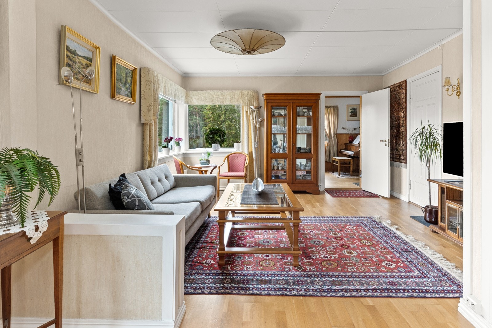 Boligen har to stuer i hovedetasjen hvor det også er god plass til spisestue. Galleribilde