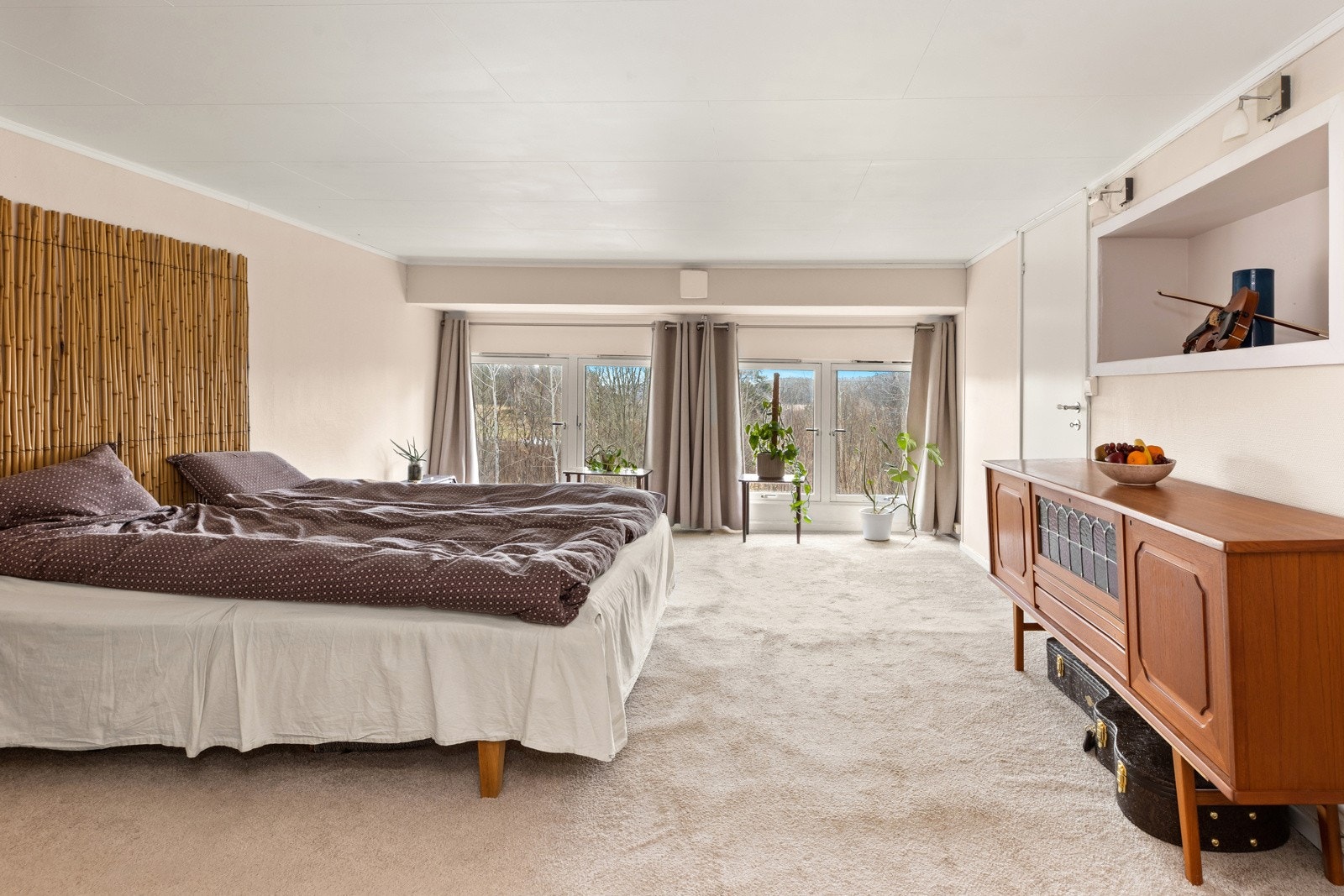 Låven er innredet med soverom, bad og kjøkken, men er ikke godkjent for beboelse. Galleribilde