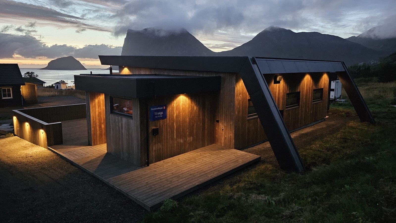 Hytta har rikelig med utvendig belysning - Det lyser opp hytta og tomta, men skaper også veldig fin stemning. Galleribilde