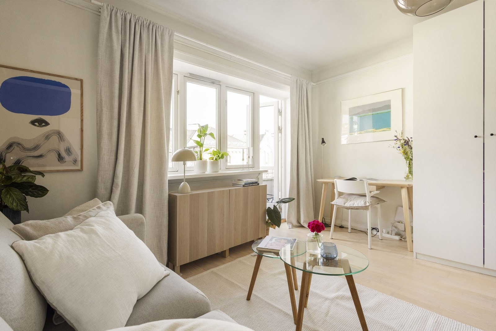 De store vindusflatene sikrer gode lysforhold. Galleribilde