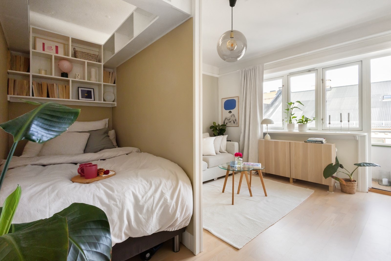 Stuen er innredet med en praktisk sovealkove med plass til en 120 cm bred seng. Galleribilde