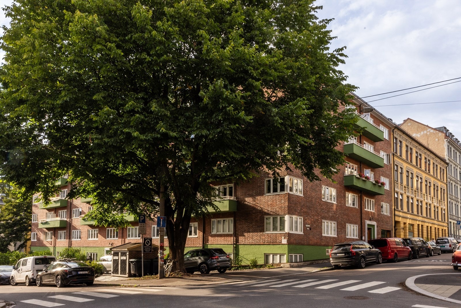 Aksjelaget består av 58 leiligheter. Bakgården har gjennom de siste årene fått et løft. Aksjelaget har kjøpt trampoline, benker med bord og nye sykkelstativer. Galleribilde