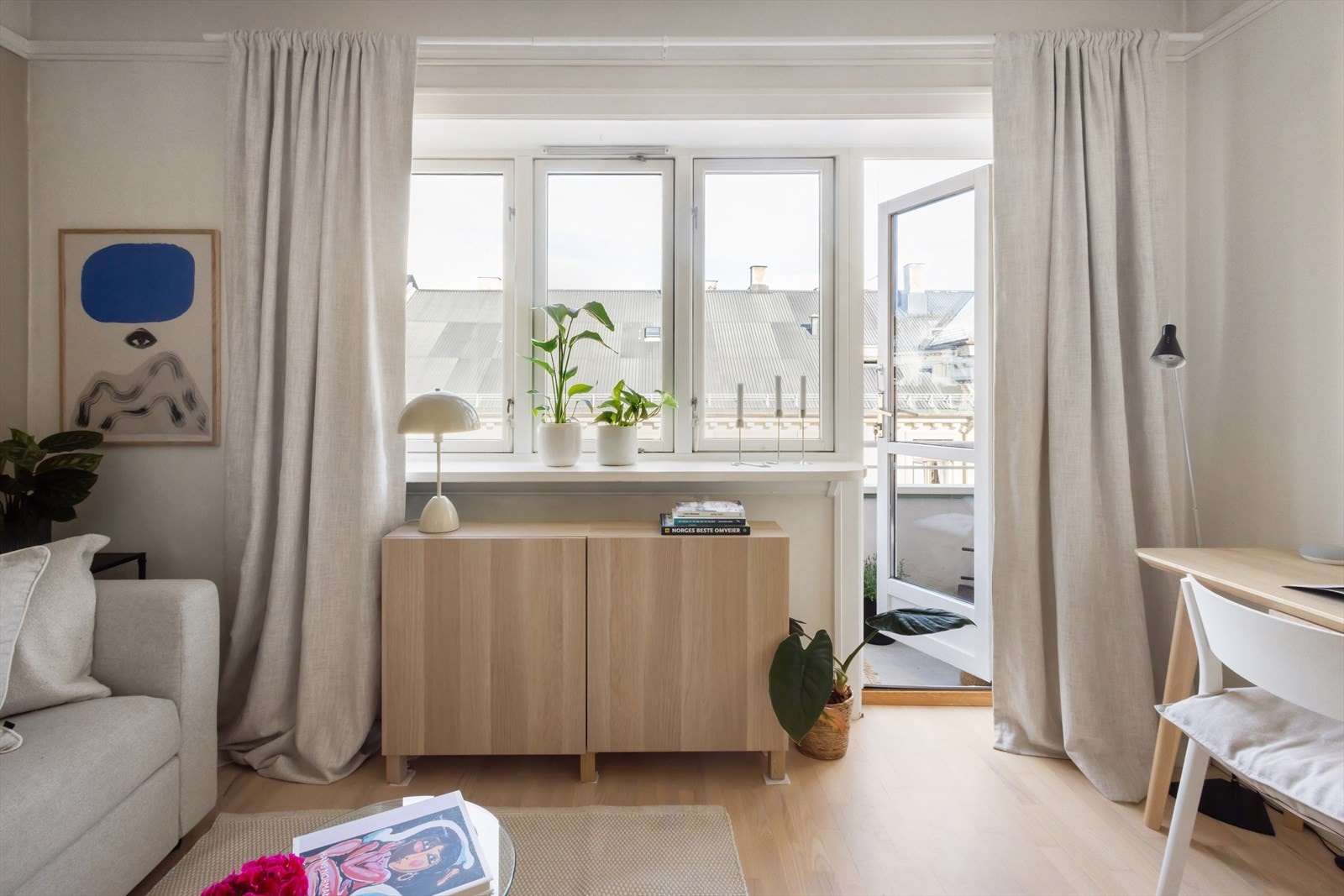 Fra stuen er det direkte adkomst til en hyggelig balkong som vender mot rolig gate. Galleribilde