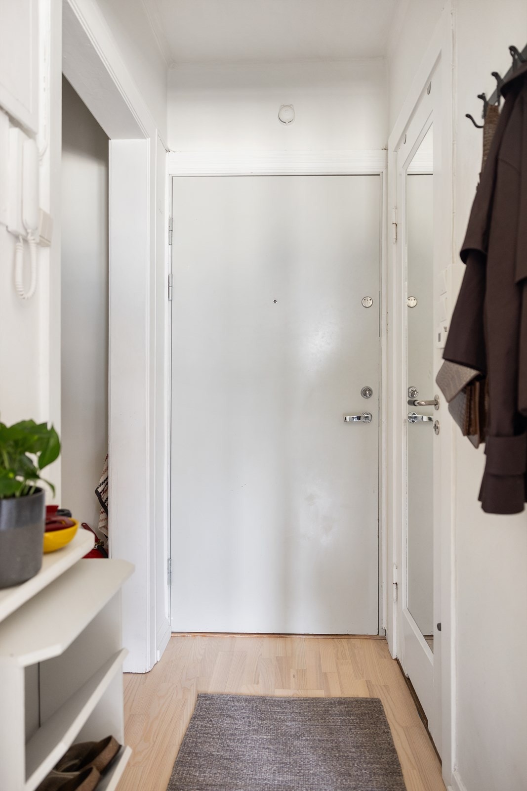 Entré med plass til oppbevaring av yttertøy og sko. Galleribilde