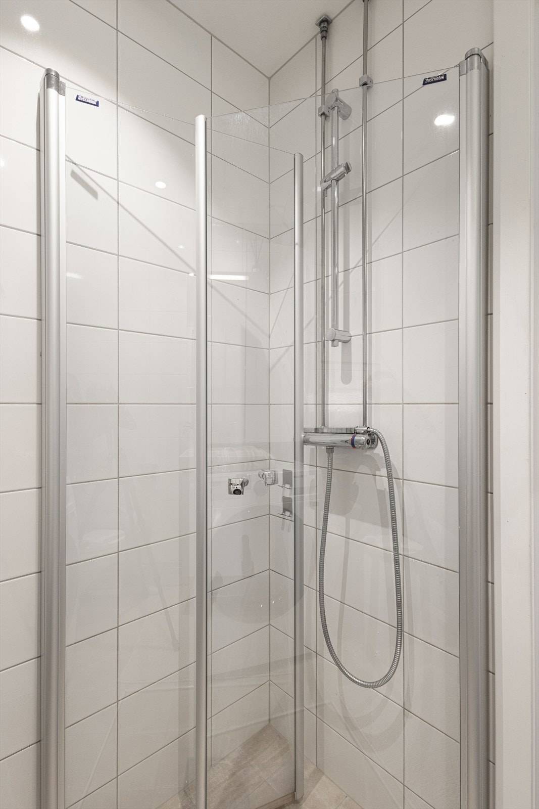 Det er naturlig ventilasjon og opplegg for vaskemaskin på badet. Galleribilde