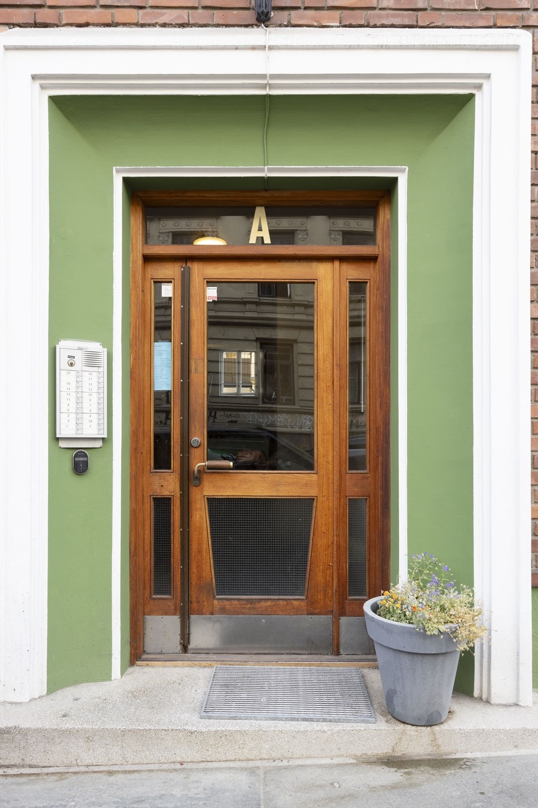 Hyggelig inngangsparti. Sykkelparkering finnes i bakgården. Galleribilde