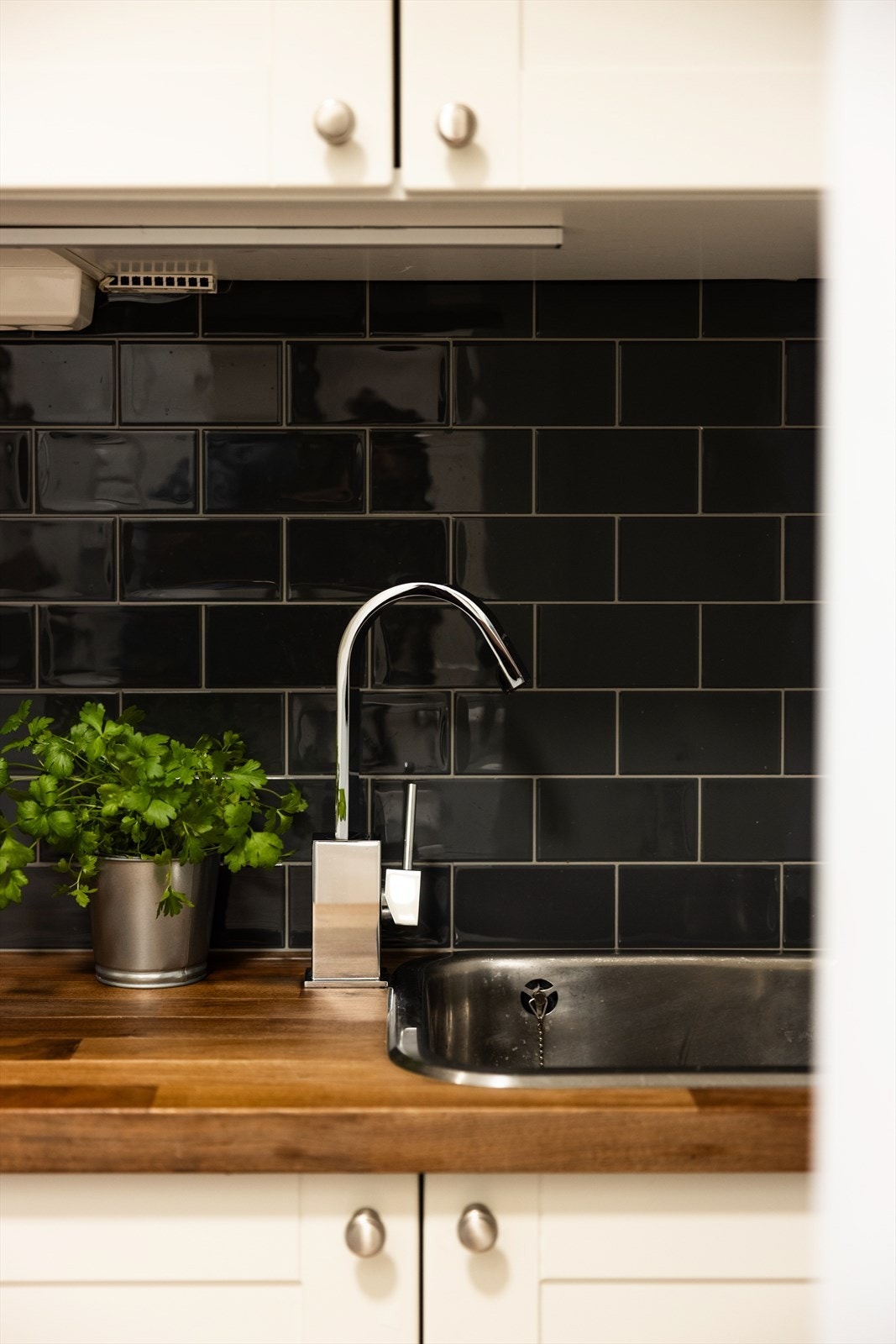 Belysning over benkeplaten. Galleribilde