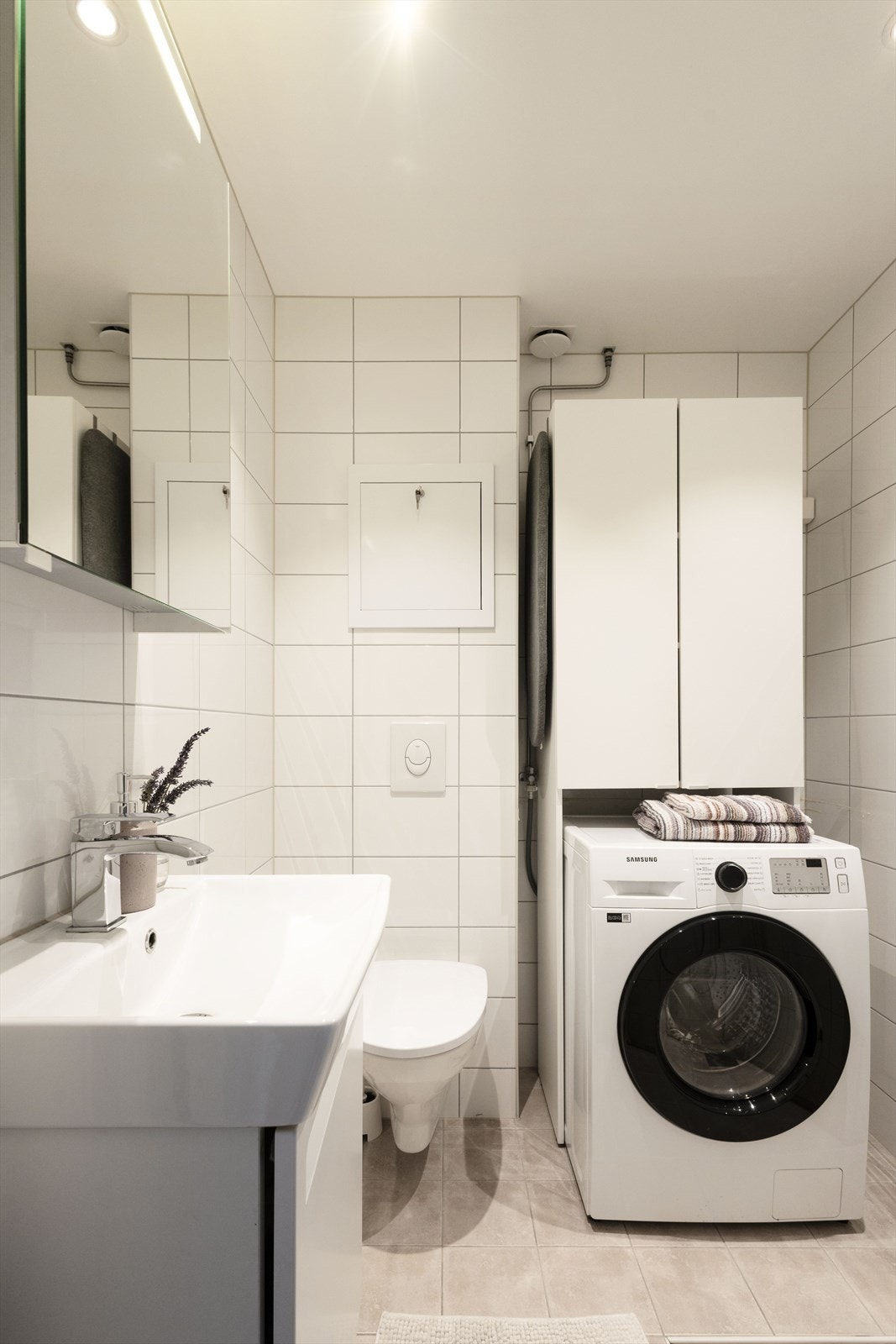 Pent flislagt baderom fra 2014 med varme i gulvet og downlights i himlingen. Galleribilde