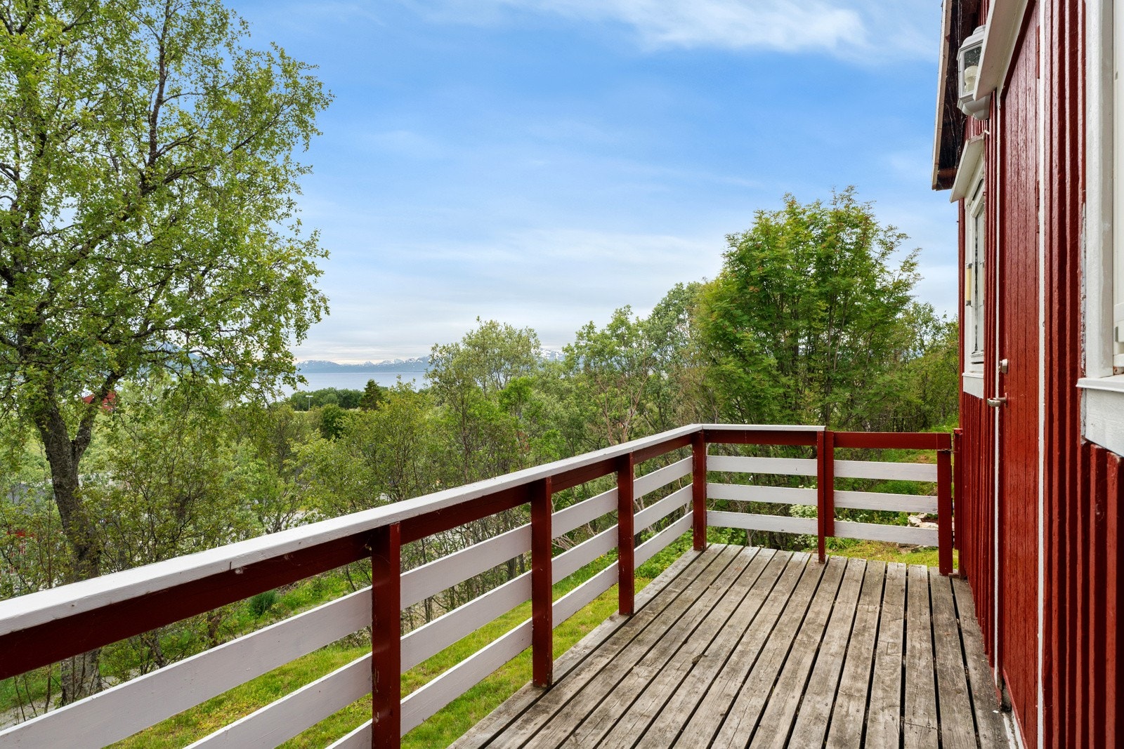 Verandaen strekker seg langs hele fronten av bygget og gir deg gode solforhold og fin utsikt Galleribilde