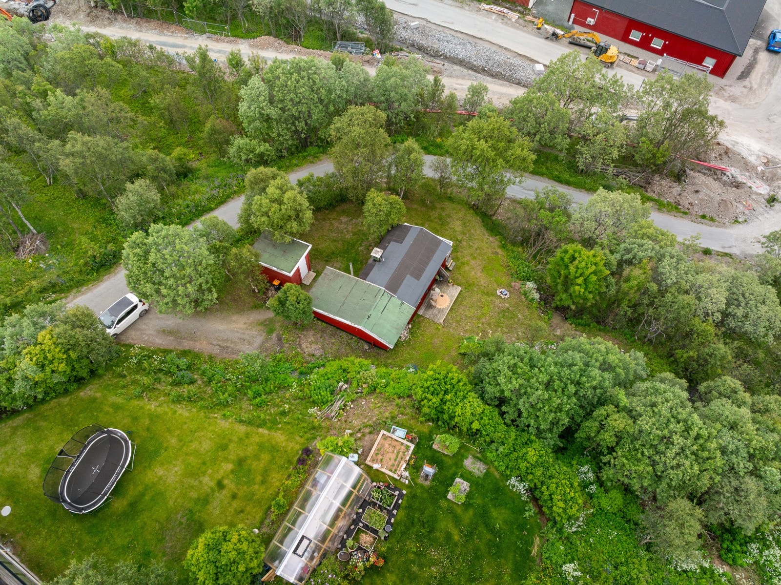 Tilkomsten til eiendommen er både fra Gråtindvegen og fra avkjøring av Slettavegen Galleribilde