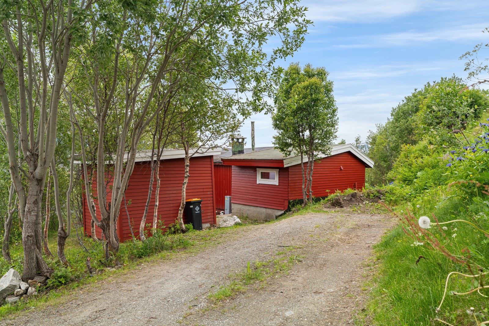 Adkomsten betegnes som svært privat da det kun er Slettavegen 31 som kan nytte tilkomsten til eiendommen Galleribilde